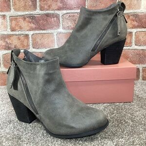 Torrid womens gray heel ankle boots booties size 9 WW ( Extra Wide)
